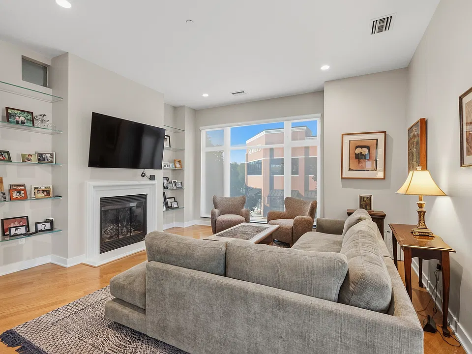 Living Room - Great Built-Ins w/ Added Storage