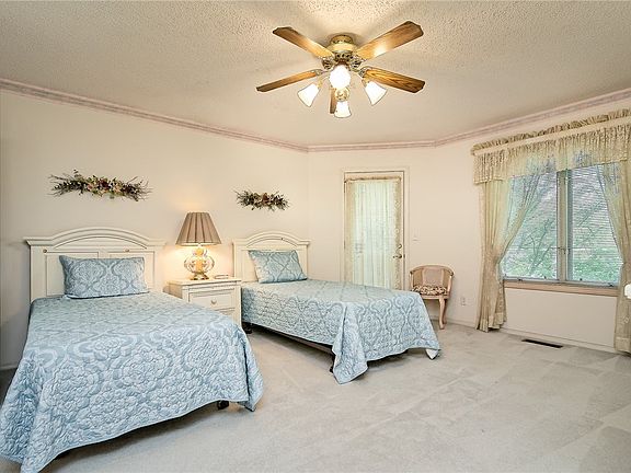 3rd image of 28 Kensington Dr