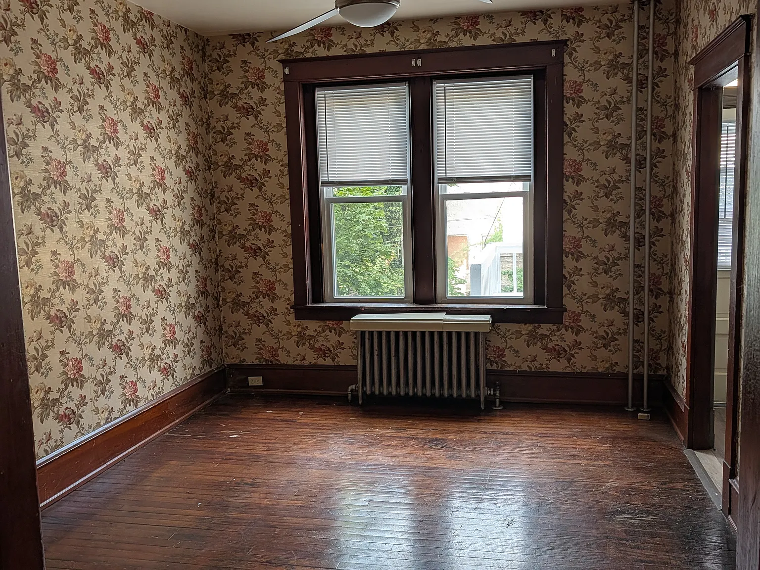 3 bed, 1000 sqft, $1,300 — Photo 2