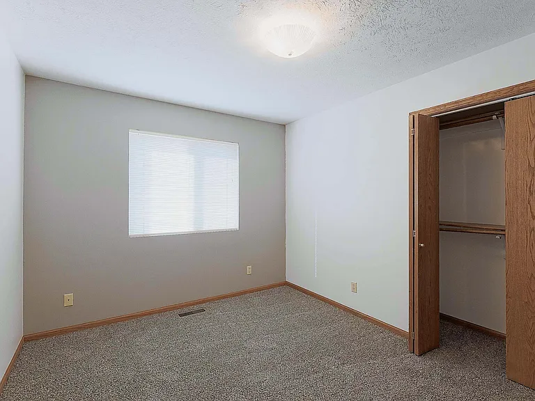 5400 S 32nd St — Photo 11
