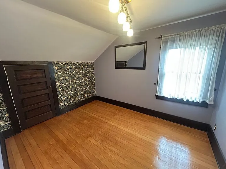 514 E Howard St — Photo 17