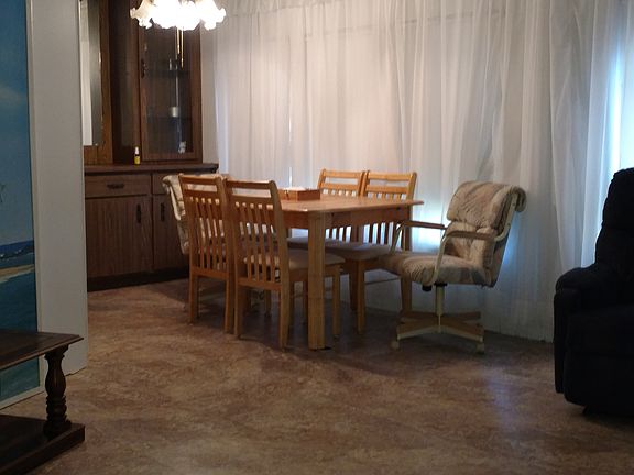 Dining rm between kitchen/livingrm