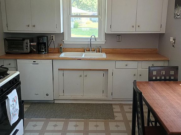 2nd image of 411 15th St SE