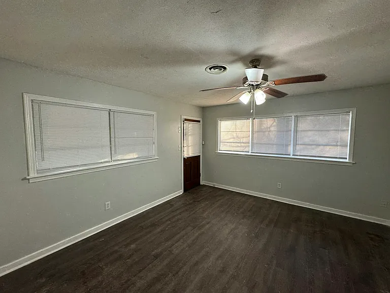 304 Colonial Cir — Photo 14