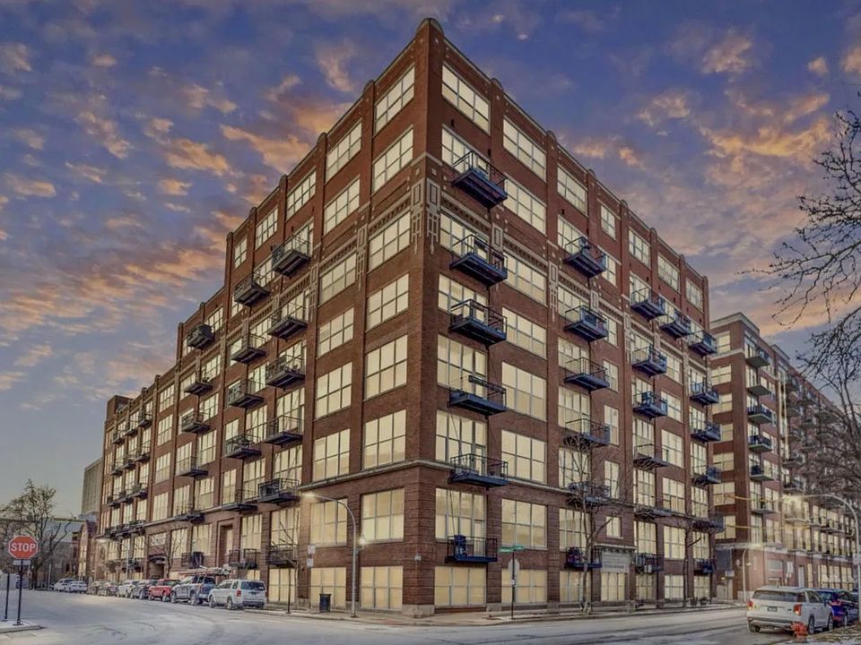 1st image of 1500 W Monroe St Unit 107