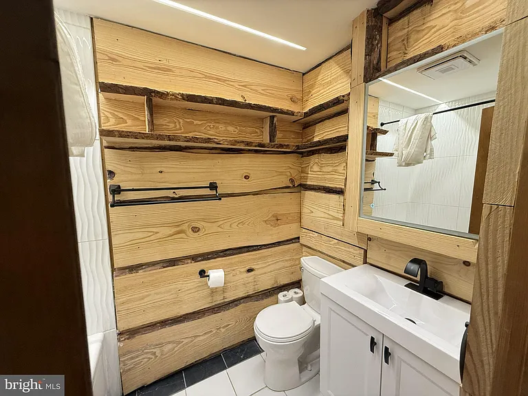 5375 Woodbridge Dr E — Photo 13