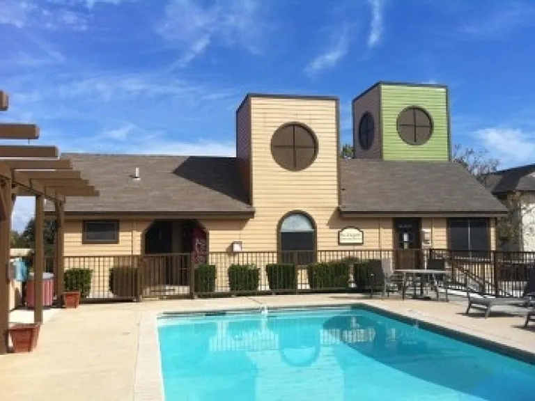 Hill Country Apartments — Photo 21