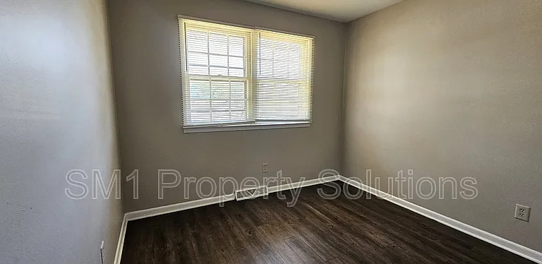 1529 Earl Dr #1 — Photo 10