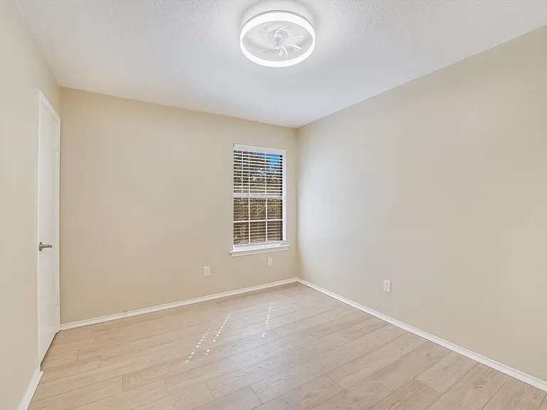 6808 Luckenbach Ln — Photo 16