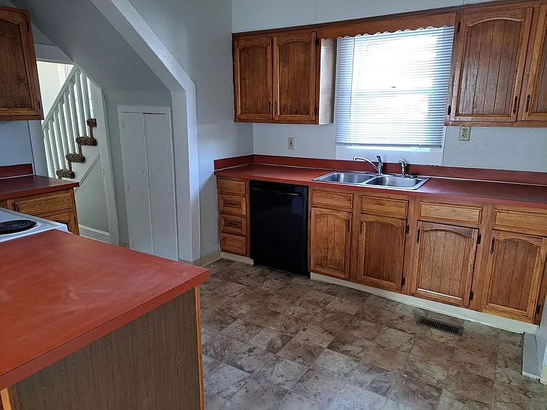 413 Birch Ave — Photo 1