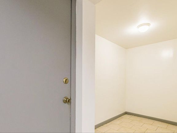 4th image of 2105 W Waveland Ave