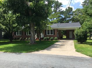 1007 Bradshaw St, Clinton, NC 28328