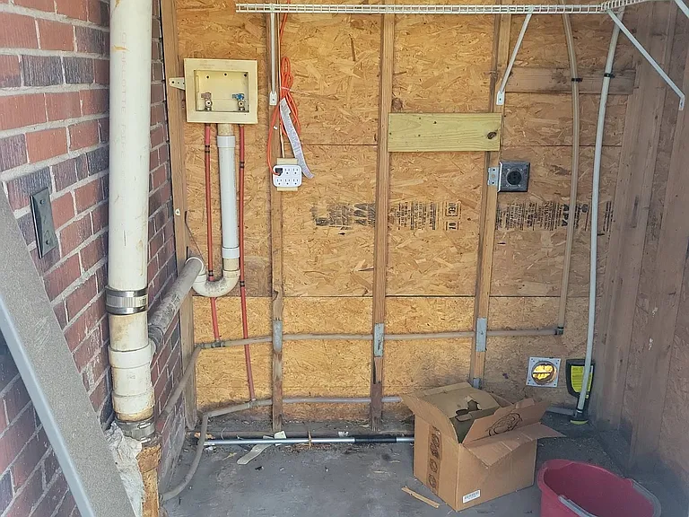 Laundry / utility room,