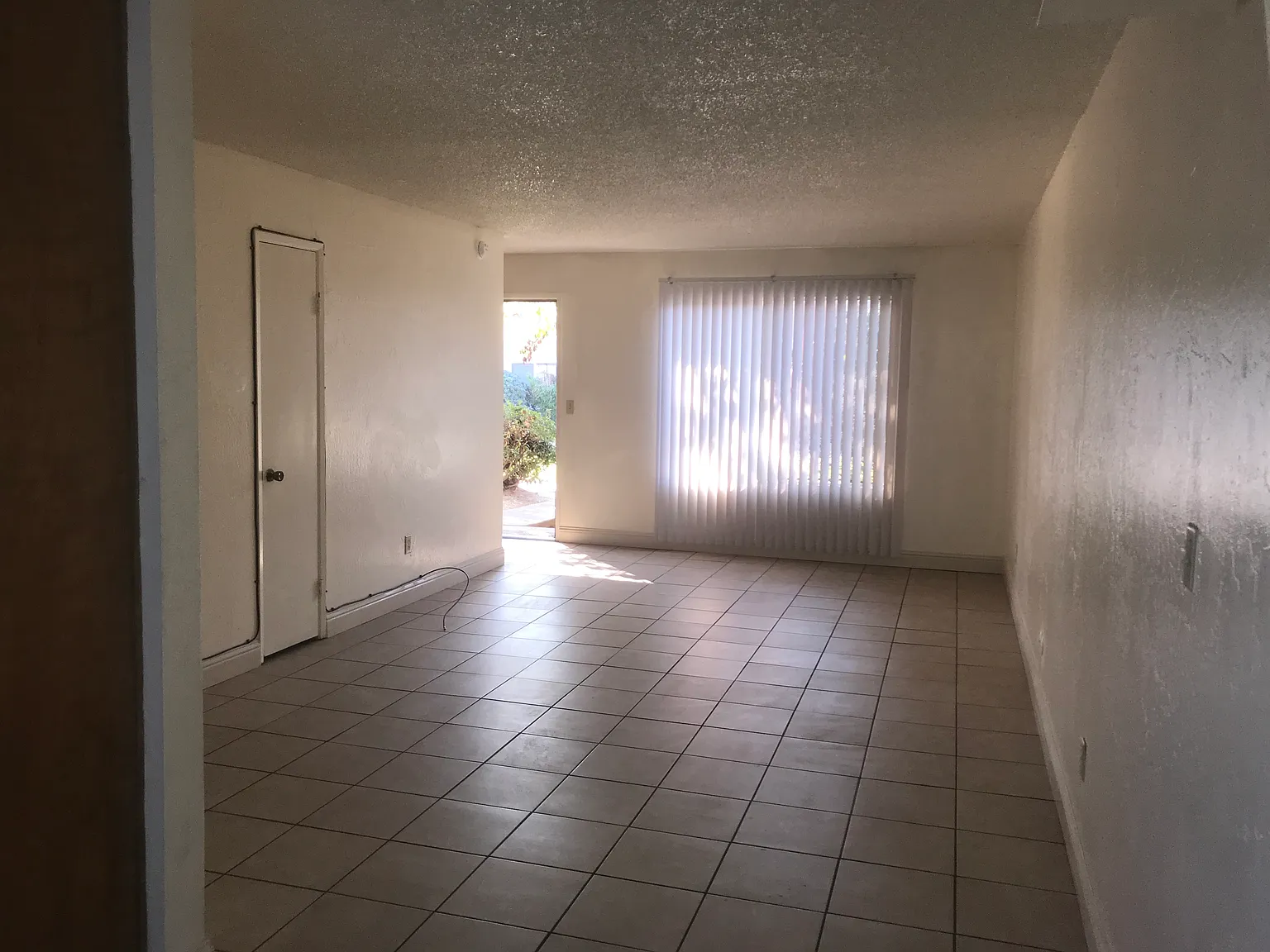 2 bed, 1.5 bath, 992 sqft, $1,350 — Photo 2