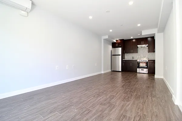 Rented by New York Realty Minimax Inc | media 3