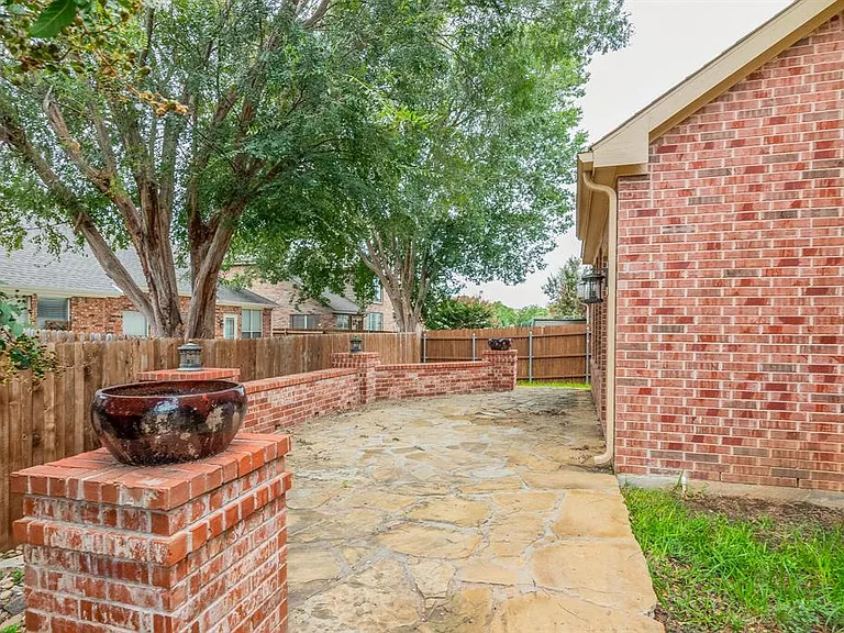 2212 Bayou Ct — Photo 32