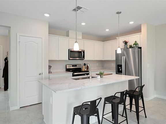 4th image of 2307 Hollyberry Way
