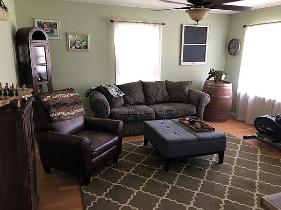 2nd image of 104 SE 8th St