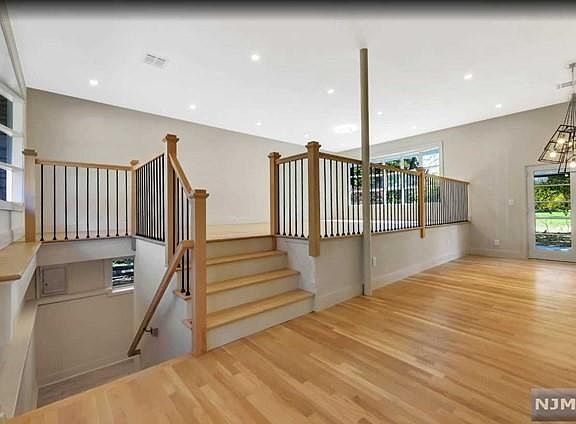 4th image of 22 Greentree Ter
