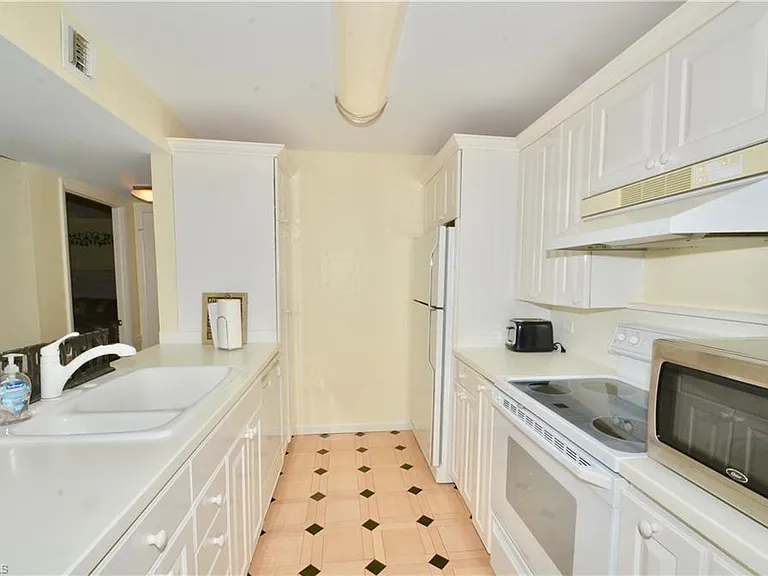 555 Park Shore Dr #B-309 — Photo 2