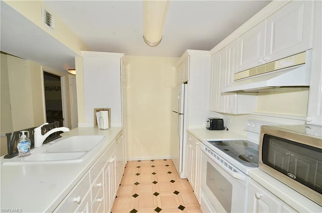 Building Photo - 555 Park Shore Dr #B-309