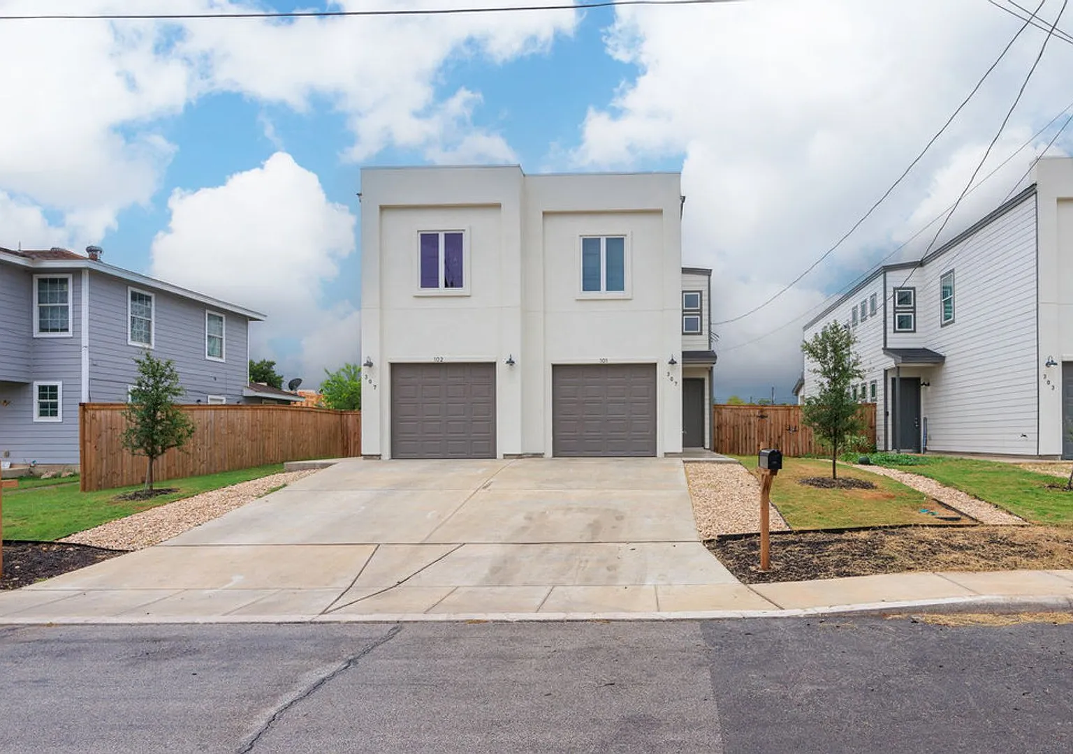 Spacious and Modern Townhome! — Photo 2