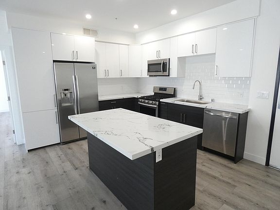 3rd image of 947 Wilcox Ave #402