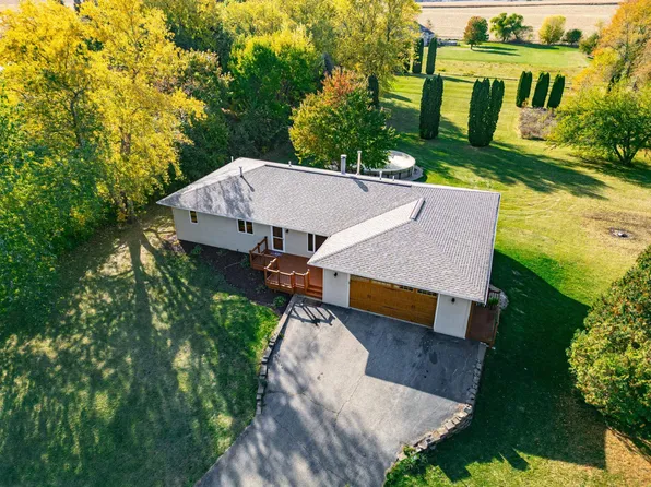 8099 Clearview Dr, Rockford, IL 61102
