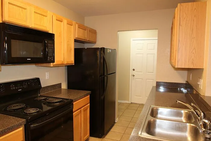 3 bed, 2.0 bath, 1090 sqft, $1,495 — Photo 2