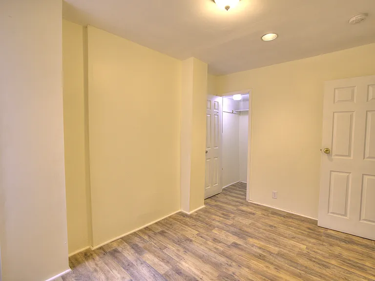 2540 Greenmount Ave — Photo 11