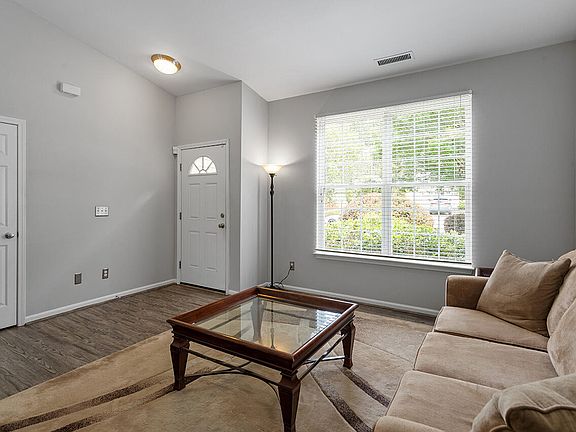 4th image of 5 Crescent Hill Ct
