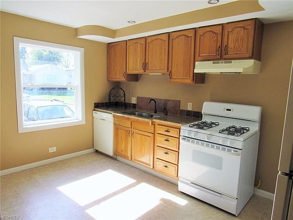 2nd image of 1223 Iona Ave