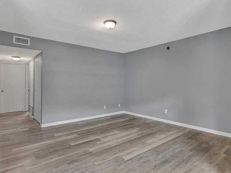 Greenbriar Apartments — Photo 5
