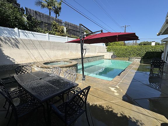 Backyard (Cantilever Umbrella (8'x10')