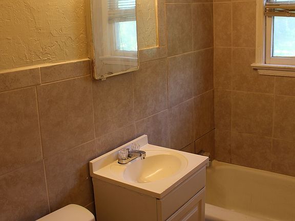 3rd image of 2625 NE Success St