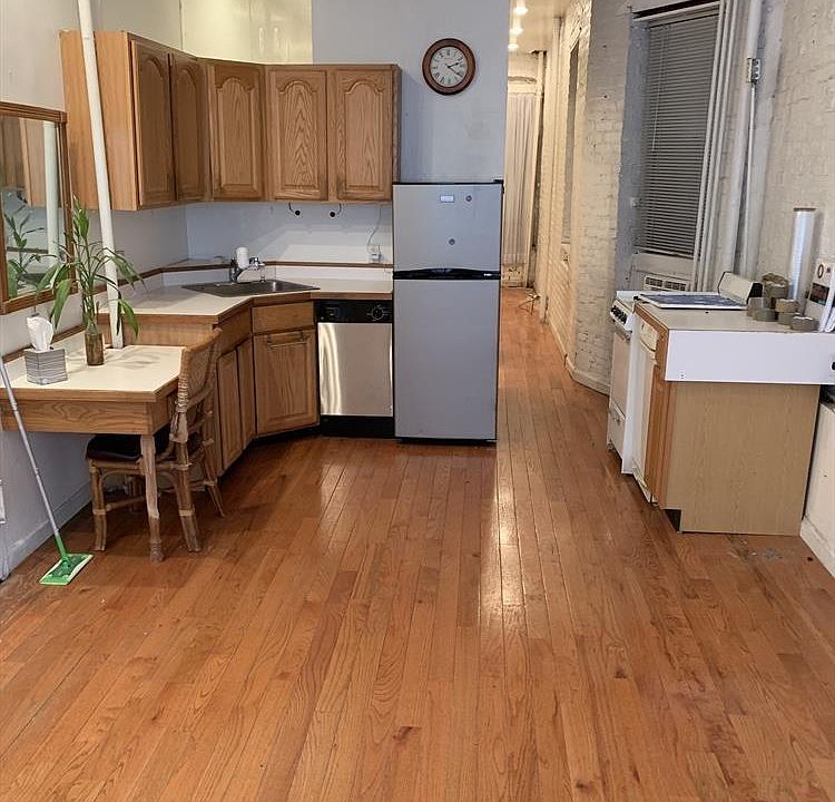 2nd image of 307 E 76th St APT 2