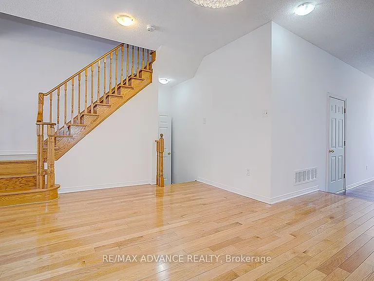 137 Laramie Cres — Photo 7