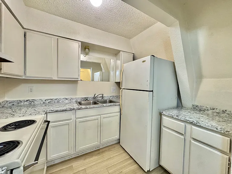 2401 SW 43rd St #6 — Photo 9