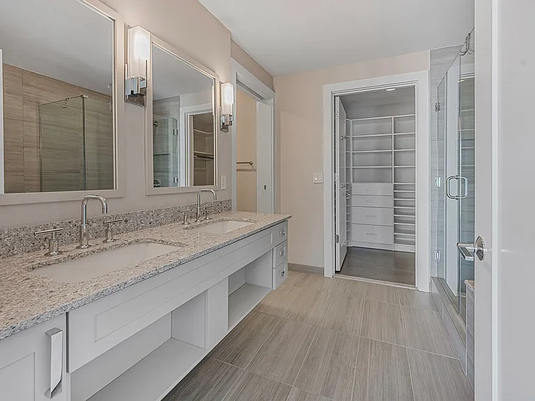 Primary Bathroom w/Walk-in closet