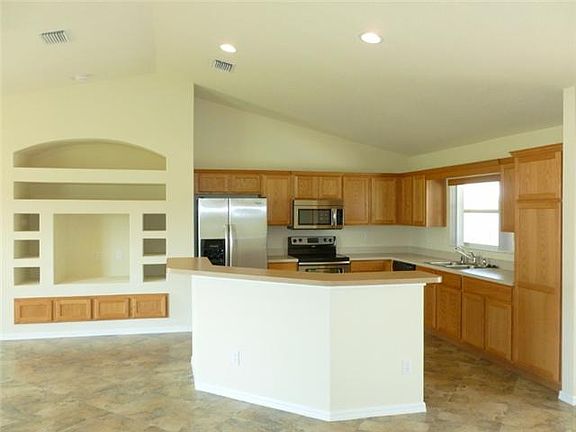 3rd image of 392 SW Hollyhock Dr