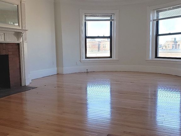 2nd image of 924 Beacon St APT 8