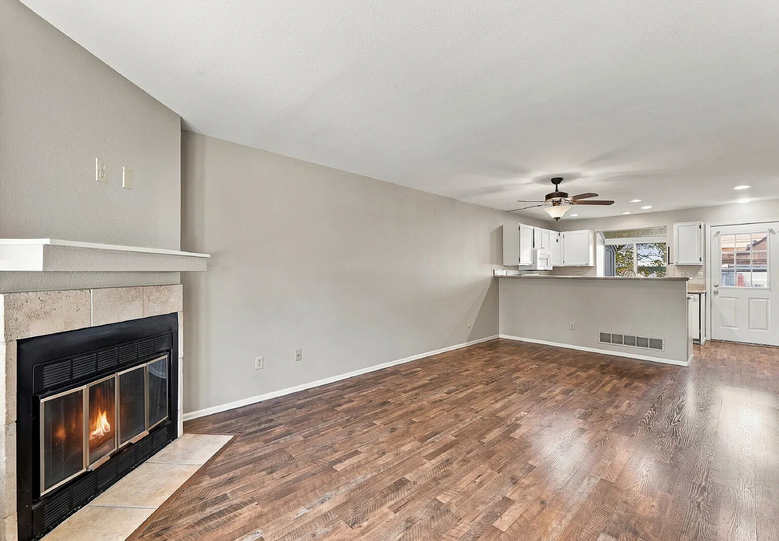 2 bed, 1.5 bath, 1200 sqft, $2,300 — Photo 3
