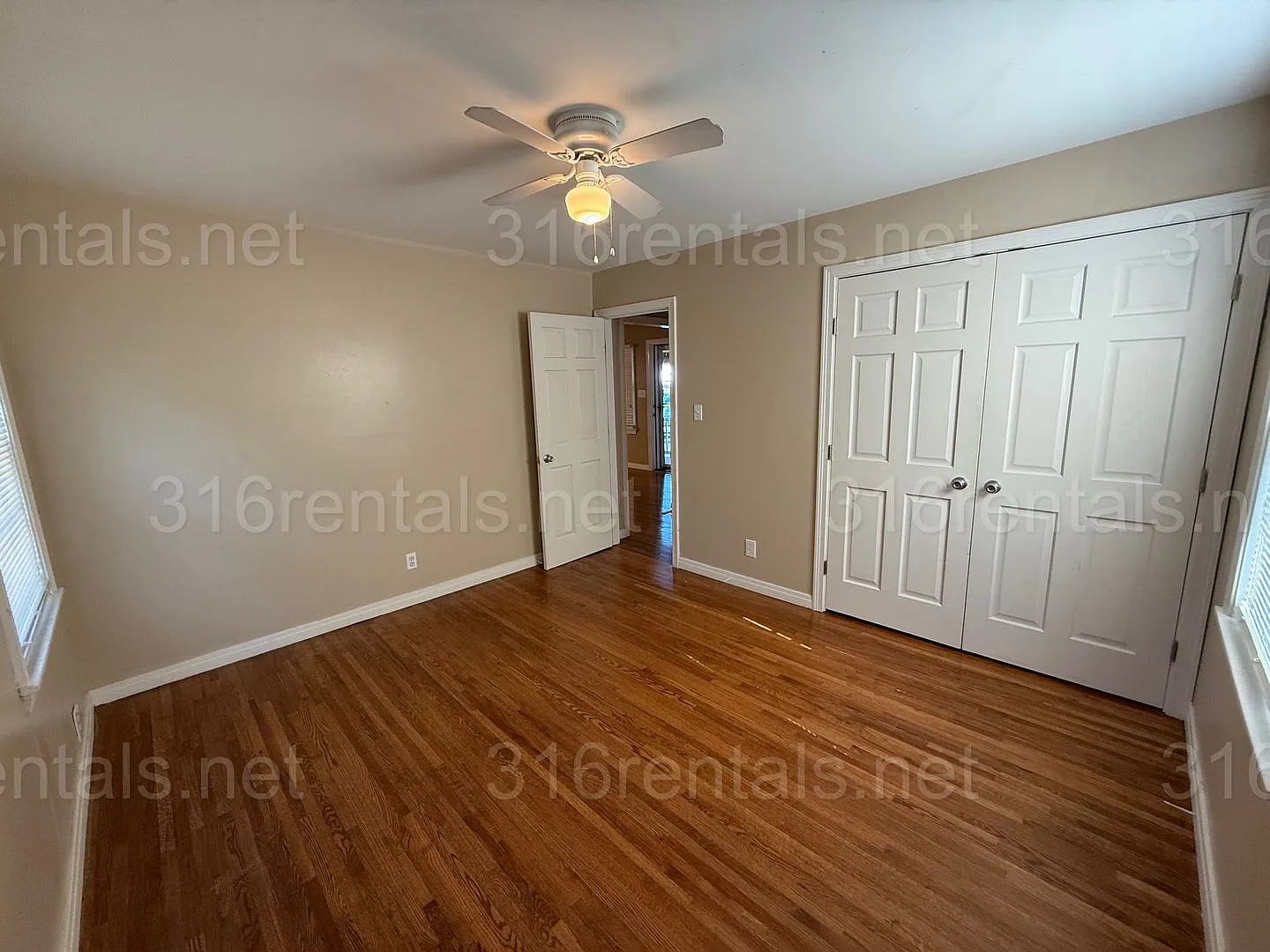 $1100 **Coming Soon** - 2 Bedroom / 1 Bathroom - Single Family Home — Photo 4