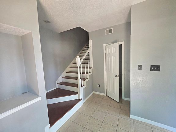3rd image of 91 Park Cir