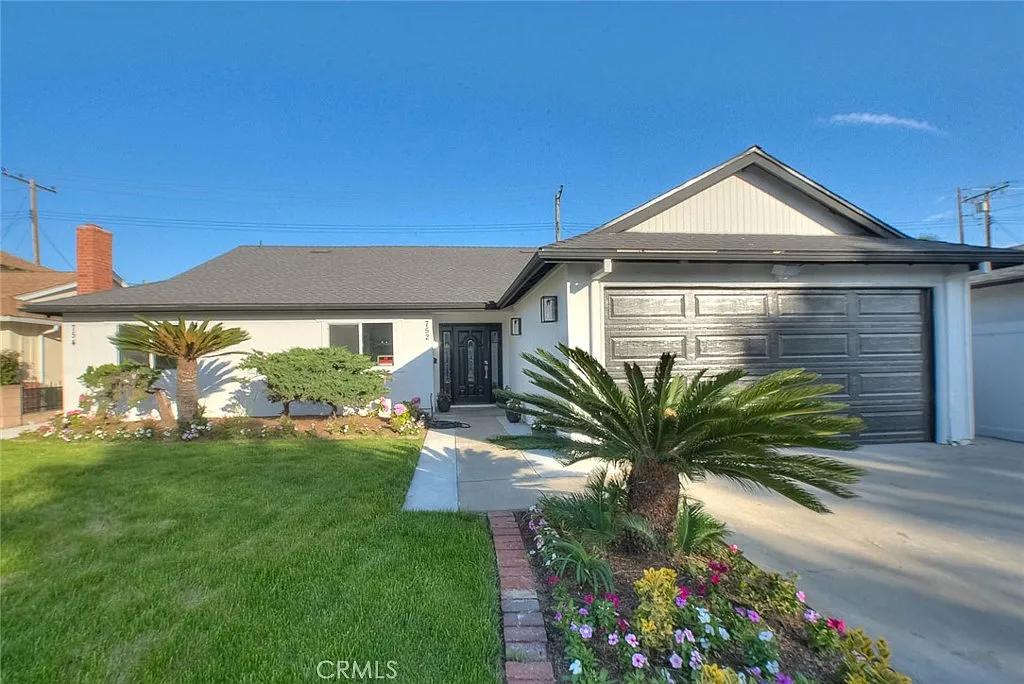 4 bed, 2.0 bath, 1504 sqft, $4,500 — Photo 1