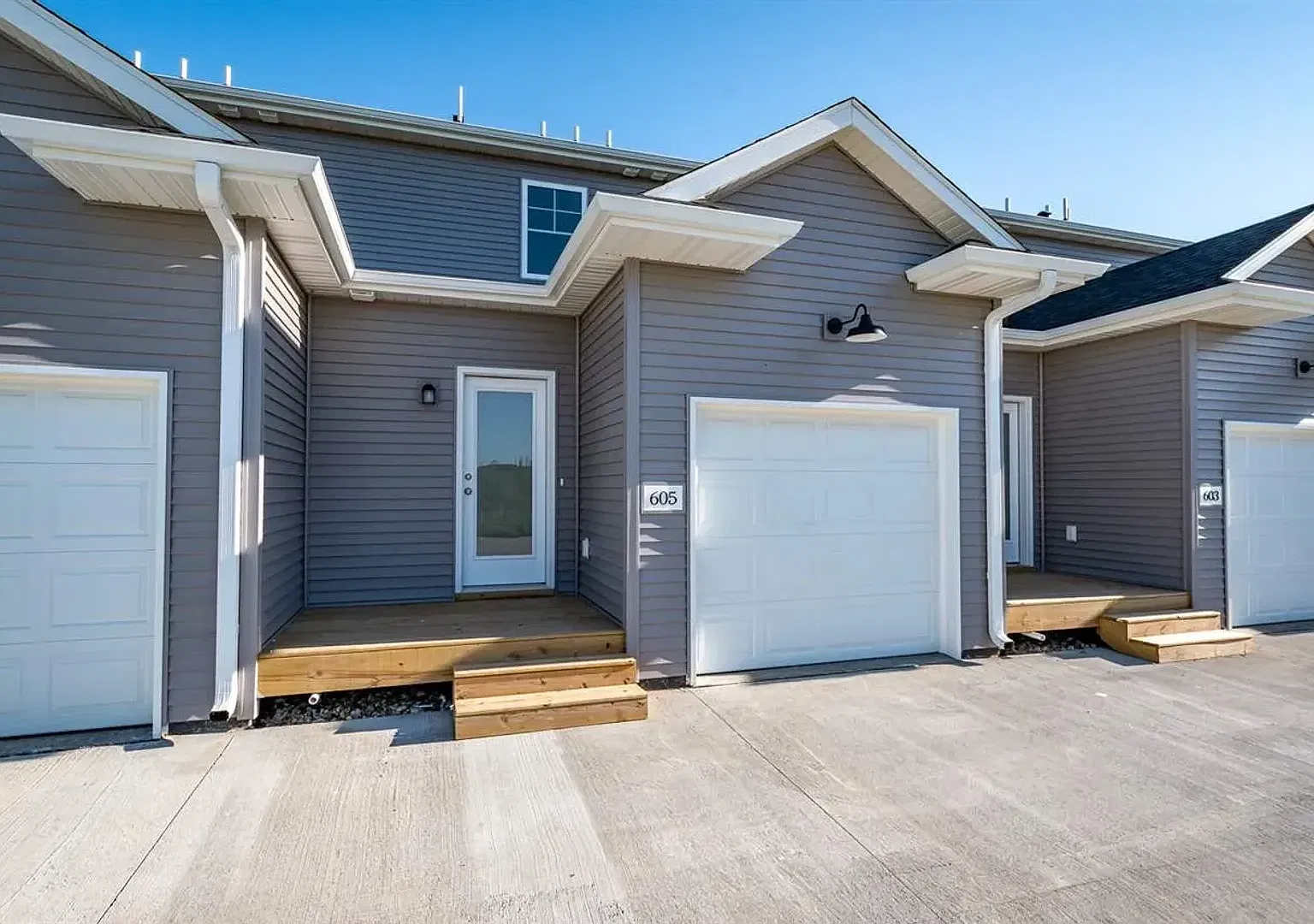 $2,100 | 3 Bedroom 3.5 Bath | Garage | Washer & Dryer — Photo 2