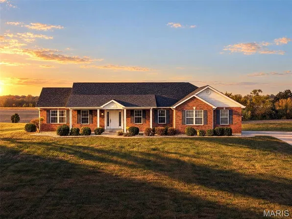 318 N Quail Point Dr, O Fallon, MO 63366