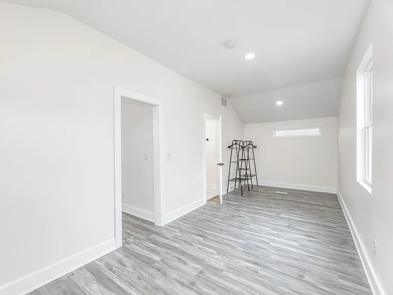 1113 W 18th St — Photo 12