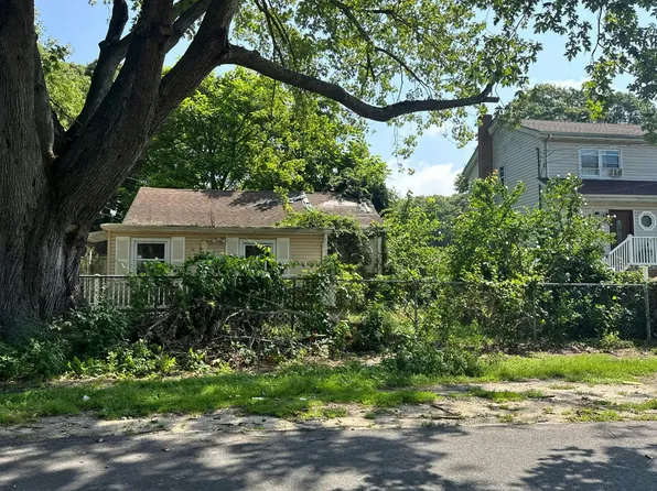 11 Hounslow Rd, Shirley, NY 11967