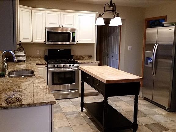 3rd image of 910 Poplar Pl